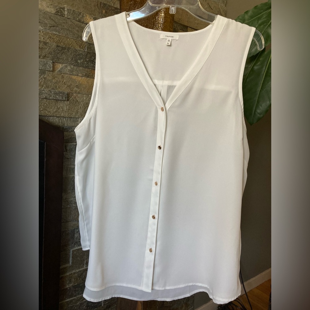 Sleeveless blouse.